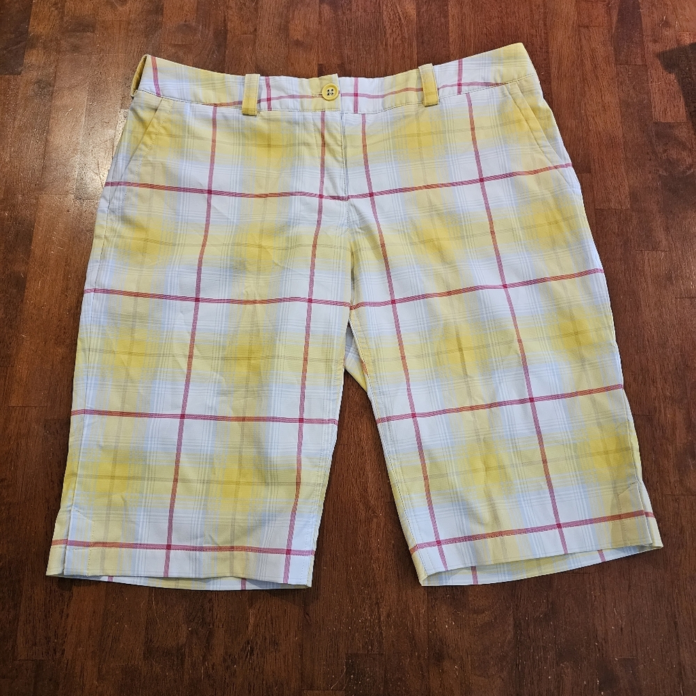 NWOT Women's Nike golf shorts 12
